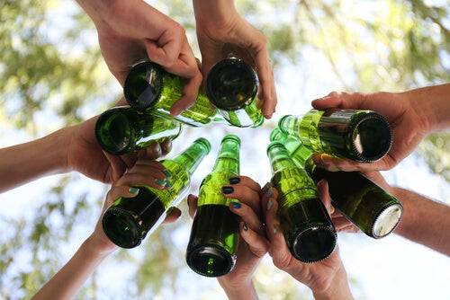 Por que os adolescentes usam álcool como facilitador social?