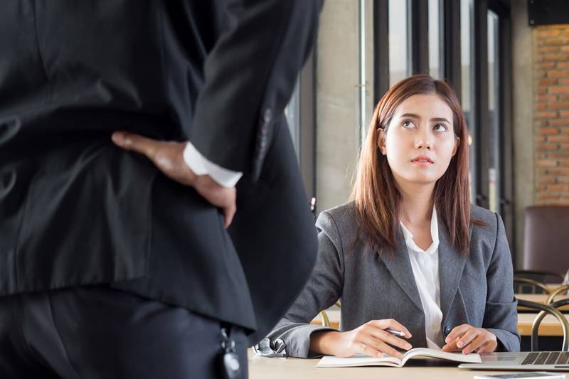 9 sinais de que você é vítima de assédio no local de trabalho