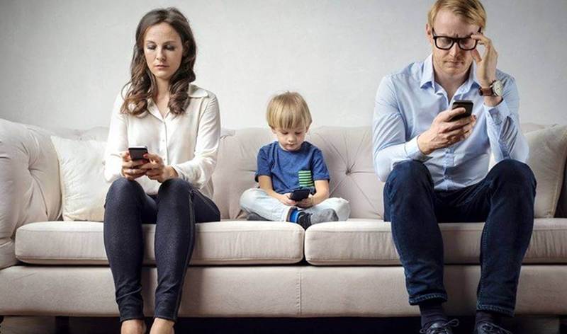 Famílias hiperconnectadas pais e filhos viciados em celular